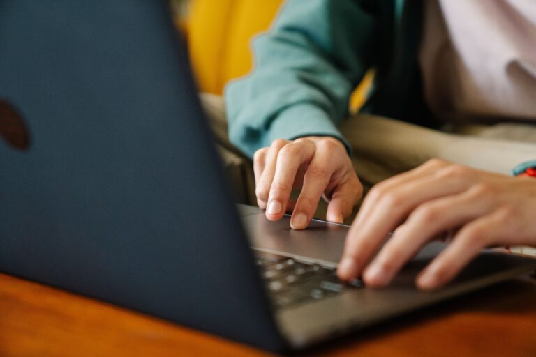 Consultor tecnológico implantando soluciones tecnológicas para empresas